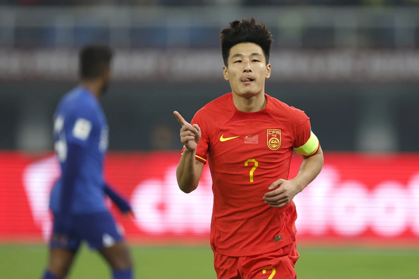 九游体育赛事-二哥拿藤条跪着向大哥请罪视频